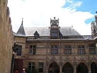 Paris, musee de Cluny, Facade de la cour interieure